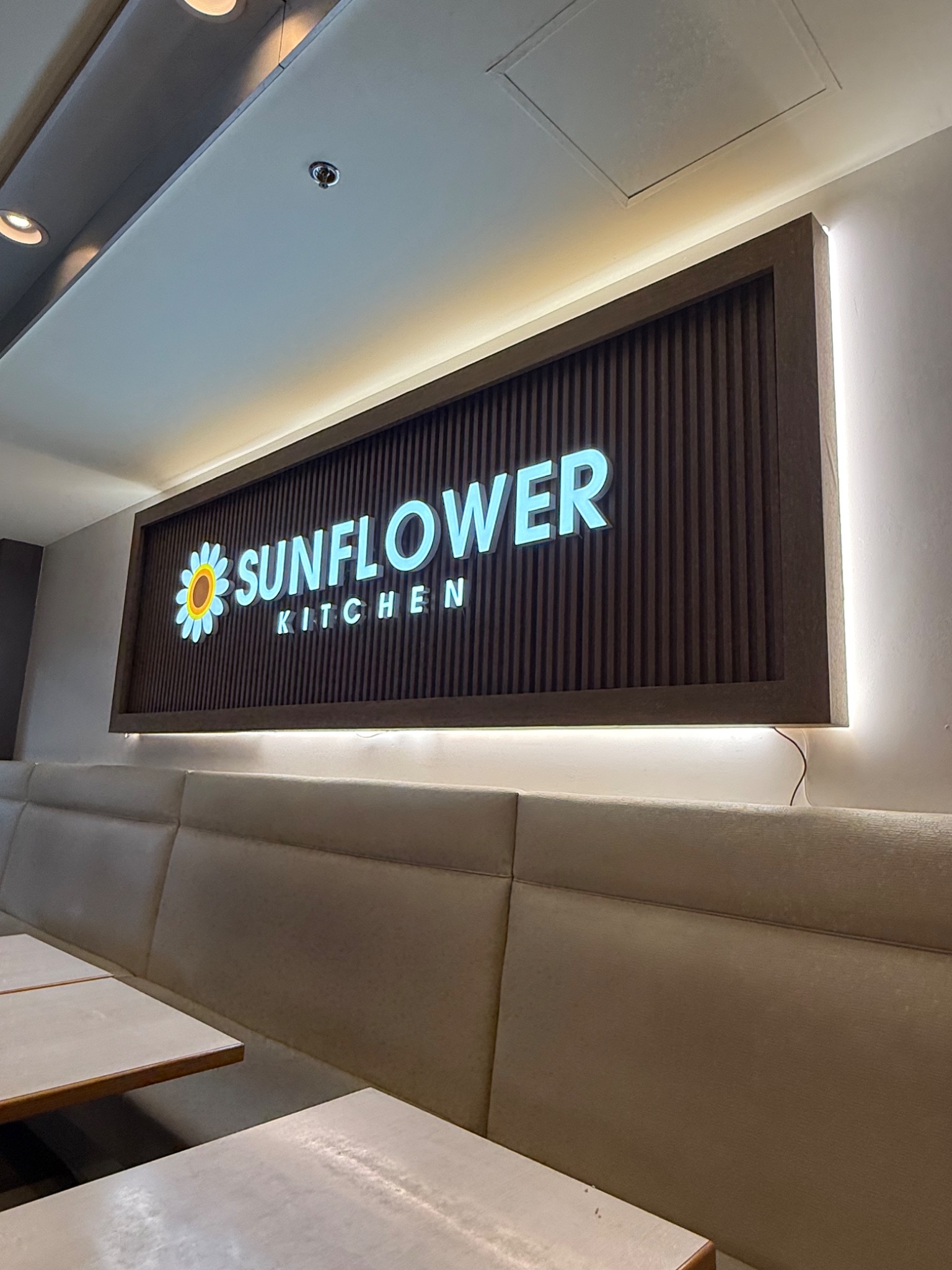 Sunflower Kitchen 실내 LED 입체 사인 제작 사례